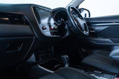 2021 Mitsubishi Outlander - Thumbnail