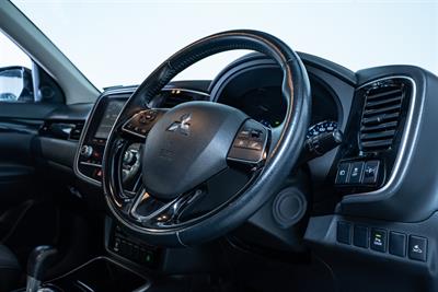 2021 Mitsubishi Outlander - Thumbnail