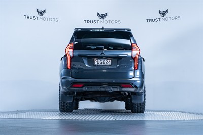2023 Mitsubishi Pajero Sport - Thumbnail