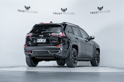 2020 Jeep Cherokee - Thumbnail