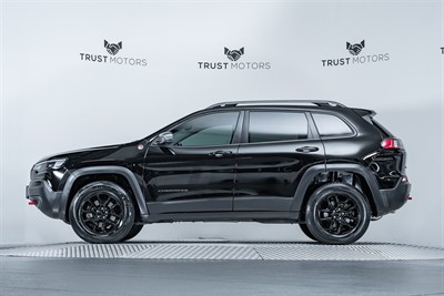 2020 Jeep Cherokee - Thumbnail