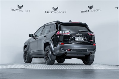 2020 Jeep Cherokee - Thumbnail