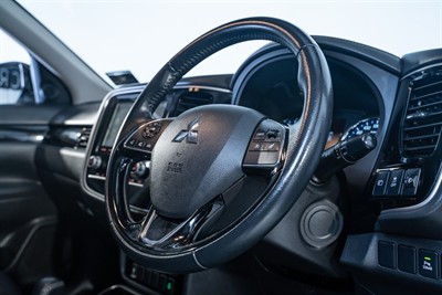 2020 Mitsubishi Outlander - Thumbnail