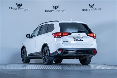 2020 Mitsubishi Outlander - Thumbnail