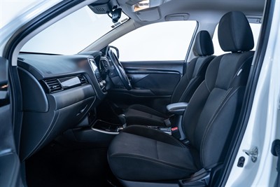 2020 Mitsubishi Outlander - Thumbnail