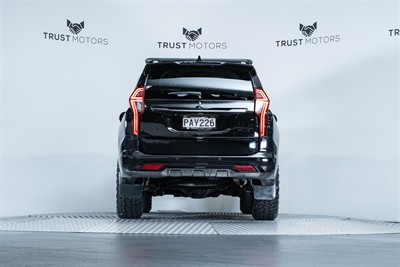 2022 Mitsubishi Pajero Sport - Thumbnail
