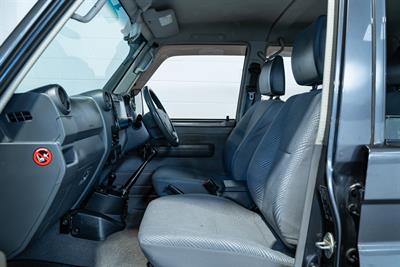 2014 Toyota Landcruiser - Thumbnail