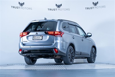 2021 Mitsubishi Outlander - Thumbnail