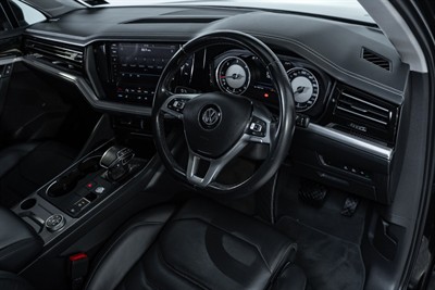 2019 Volkswagen Touareg - Thumbnail