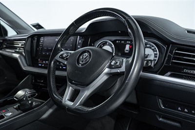 2019 Volkswagen Touareg - Thumbnail
