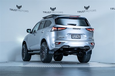 2022 Isuzu MU-X - Thumbnail
