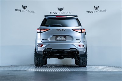 2022 Isuzu MU-X - Thumbnail
