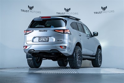 2022 Isuzu MU-X - Thumbnail