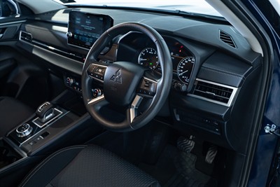 2024 Mitsubishi Outlander - Thumbnail