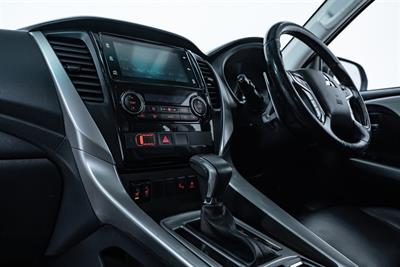 2016 Mitsubishi Pajero Sport - Thumbnail
