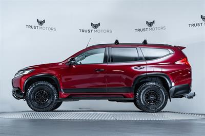 2016 Mitsubishi Pajero Sport - Thumbnail