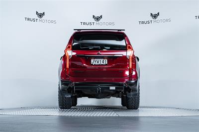 2016 Mitsubishi Pajero Sport - Thumbnail