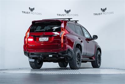 2016 Mitsubishi Pajero Sport - Thumbnail