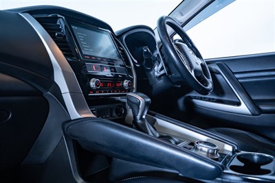 2020 Mitsubishi Pajero Sport - Thumbnail