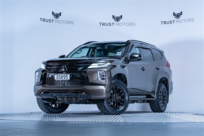 2020 Mitsubishi Pajero Sport - Thumbnail