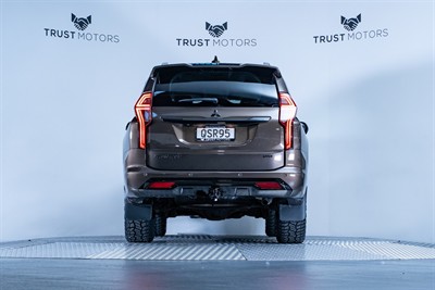 2020 Mitsubishi Pajero Sport - Thumbnail