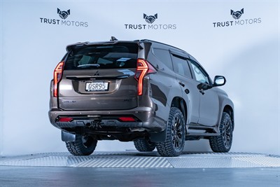 2020 Mitsubishi Pajero Sport - Thumbnail