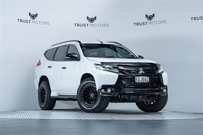 2017 Mitsubishi Pajero Sport - Thumbnail