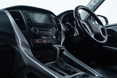 2017 Mitsubishi Pajero Sport - Thumbnail