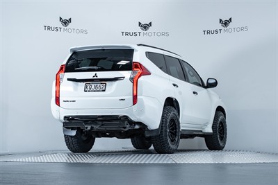 2017 Mitsubishi Pajero Sport - Thumbnail