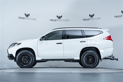 2017 Mitsubishi Pajero Sport - Thumbnail