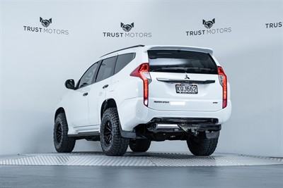 2017 Mitsubishi Pajero Sport - Thumbnail