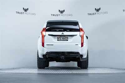 2017 Mitsubishi Pajero Sport - Thumbnail