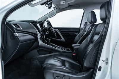 2017 Mitsubishi Pajero Sport - Thumbnail