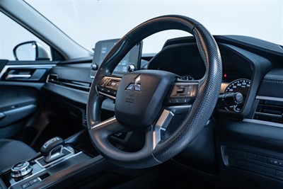 2022 Mitsubishi Outlander - Thumbnail