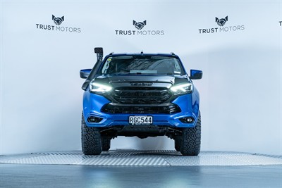 2022 Isuzu MU-X - Thumbnail