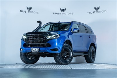2022 Isuzu MU-X - Thumbnail