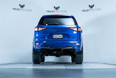 2022 Isuzu MU-X - Thumbnail
