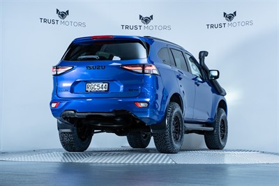 2022 Isuzu MU-X - Thumbnail