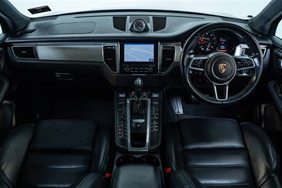 2016 Porsche Macan - Thumbnail