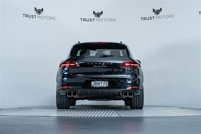 2016 Porsche Macan - Thumbnail