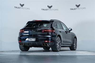 2016 Porsche Macan - Thumbnail