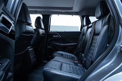 2023 Mitsubishi Outlander - Thumbnail
