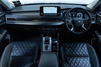2023 Mitsubishi Outlander - Thumbnail