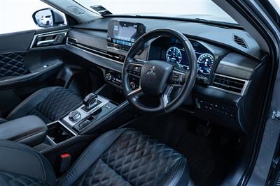 2023 Mitsubishi Outlander - Thumbnail