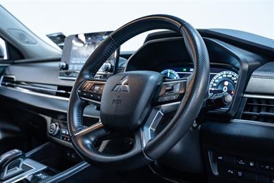 2023 Mitsubishi Outlander - Thumbnail