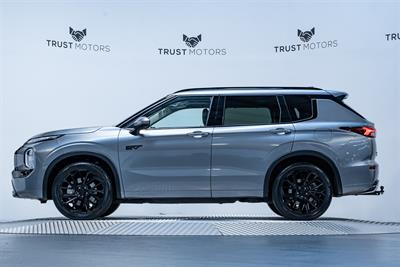 2023 Mitsubishi Outlander - Thumbnail