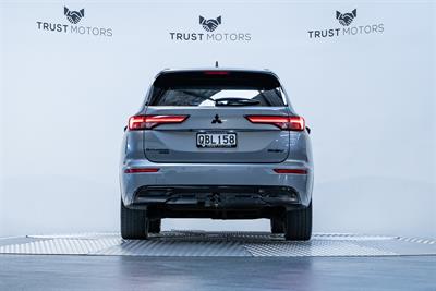 2023 Mitsubishi Outlander - Thumbnail