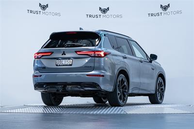 2023 Mitsubishi Outlander - Thumbnail