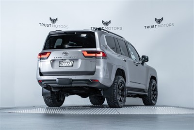 2022 Toyota Landcruiser - Thumbnail