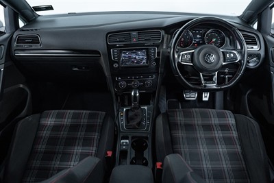 2015 Volkswagen Golf - Thumbnail